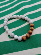 Cargar imagen en el visor de la galería, Pulsera Howlita y Ojo de Tigre Dorado 8 mm
