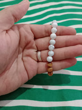 Cargar imagen en el visor de la galería, Pulsera Howlita y Ojo de Tigre Dorado 8 mm
