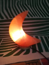 Cargar imagen en el visor de la galería, Lampara de Sal Media Luna
