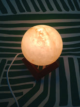 Cargar imagen en el visor de la galería, Lampara de Sal Luna Llena

