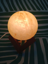 Cargar imagen en el visor de la galería, Lampara de Sal Luna Llena
