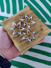 Cargar imagen en el visor de la galería, Quemador de incienso o Incensario Floral
