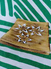 Cargar imagen en el visor de la galería, Quemador de incienso o Incensario Floral
