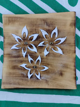 Cargar imagen en el visor de la galería, Quemador de incienso o Incensario Floral
