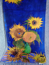 Cargar imagen en el visor de la galería, Pañuelo Pintores Jarrón con cinco girasoles de Vincent Van Gogh

