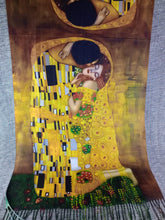 Cargar imagen en el visor de la galería, Pañuelo Pintor "El beso" de Gustav Klimt
