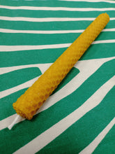 Cargar imagen en el visor de la galería, Vela Panal 20 x 2 cm
