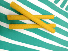 Cargar imagen en el visor de la galería, Vela Panal 20 x 2 cm
