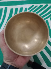 Cargar imagen en el visor de la galería, Cuenco Nirmala 14 Cm 457 grs
