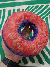 Cargar imagen en el visor de la galería, Cojin Donut Grande
