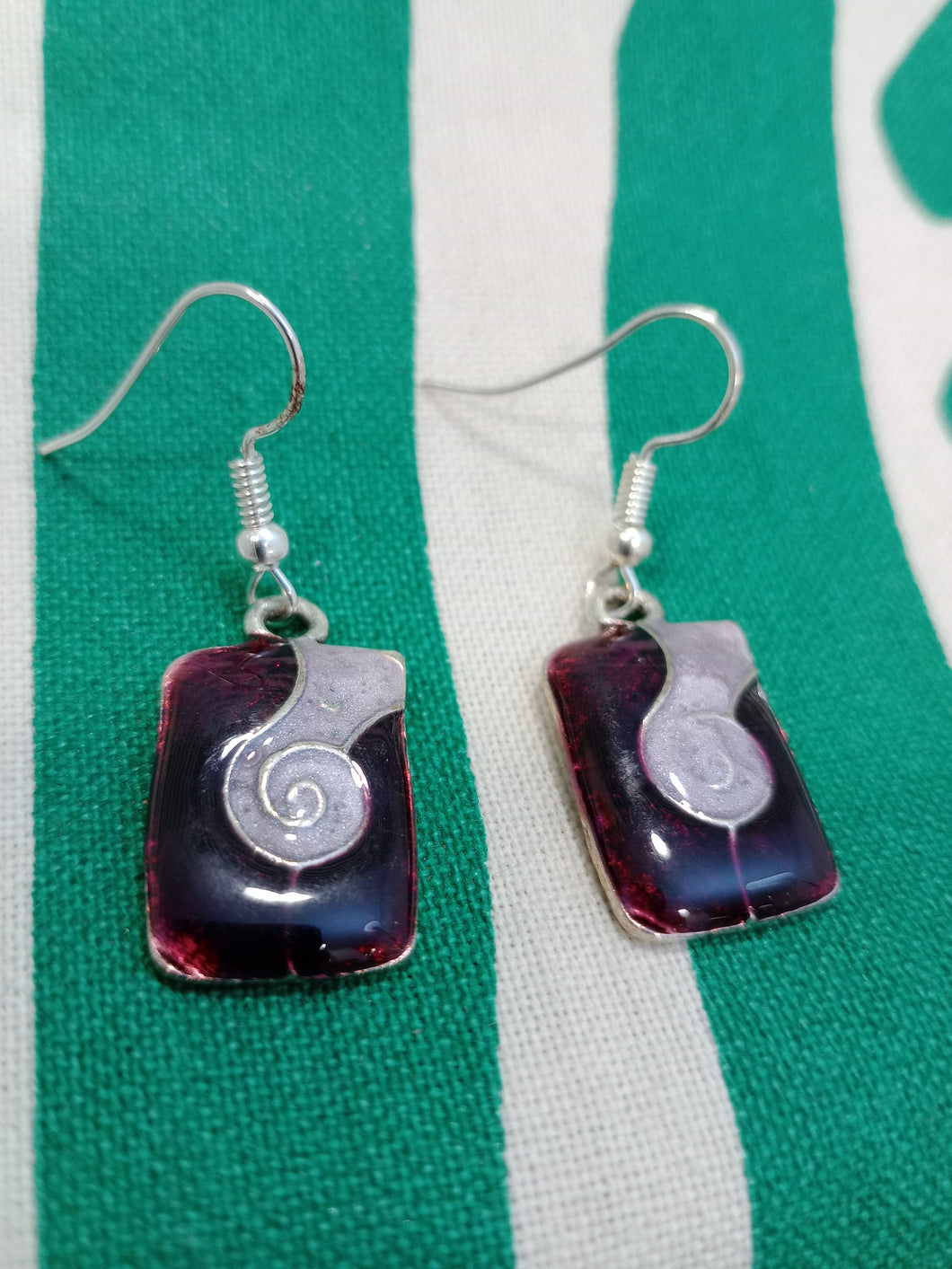 Pendientes Gaudi Cuadrado con Espiral Granate