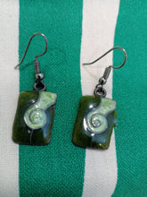 Cargar imagen en el visor de la galería, Pendientes Gaudi Cuadrado con Espiral Verde
