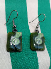 Cargar imagen en el visor de la galería, Pendientes Gaudi Cuadrado con Espiral Verde
