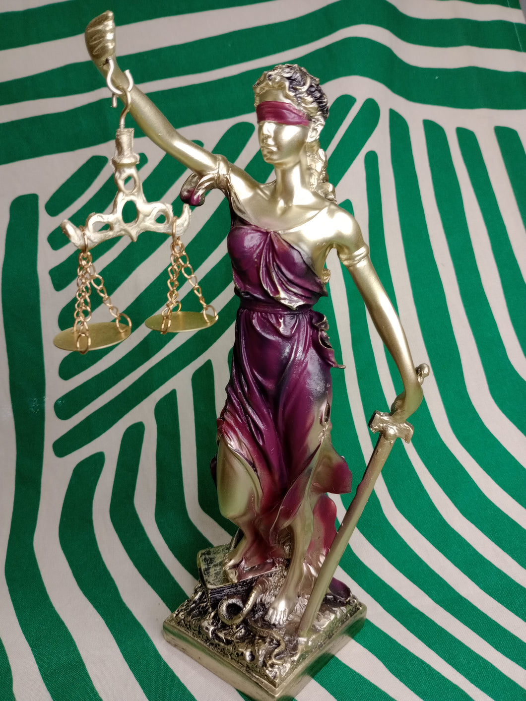 Diosa de la Justicia Morada