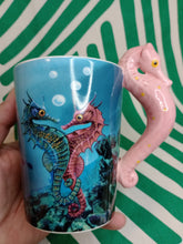 Cargar imagen en el visor de la galería, Taza Asa de Caballito de Mar de Lisa Parker

