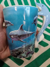 Cargar imagen en el visor de la galería, Taza Asa de Delfin de Lisa Parker
