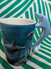 Cargar imagen en el visor de la galería, Taza Asa de Delfin de Lisa Parker
