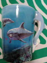 Cargar imagen en el visor de la galería, Taza Asa de Delfin de Lisa Parker

