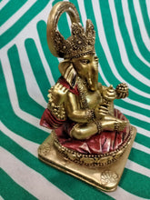 Cargar imagen en el visor de la galería, Ganesha Dorada y Roja Pequeña 14 cm
