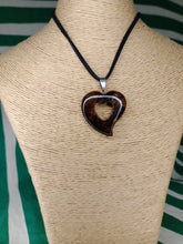 Cargar imagen en el visor de la galería, Colgante Corazon Tallado Ojo de Tigre Mod 1
