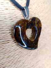 Cargar imagen en el visor de la galería, Colgante Corazon Tallado Ojo de Tigre Mod 1
