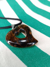 Cargar imagen en el visor de la galería, Colgante Corazon Tallado Ojo de Tigre Mod 1

