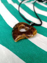 Cargar imagen en el visor de la galería, Colgante Corazon Tallado Ojo de Tigre Mod 1
