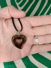 Cargar imagen en el visor de la galería, Colgante Corazon Tallado Ojo de Tigre Mod 1
