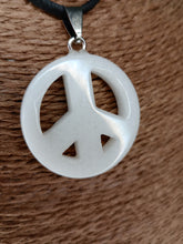 Cargar imagen en el visor de la galería, Colgante Howlita Blanca Simbolo Paz
