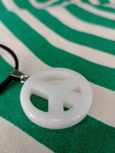 Cargar imagen en el visor de la galería, Colgante Howlita Blanca Simbolo Paz

