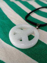 Cargar imagen en el visor de la galería, Colgante Howlita Blanca Simbolo Paz
