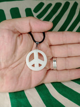 Cargar imagen en el visor de la galería, Colgante Howlita Blanca Simbolo Paz
