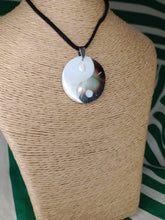 Cargar imagen en el visor de la galería, Colgante Nacar Yin Yang
