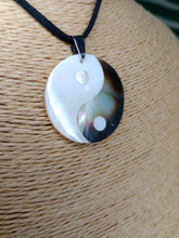 Cargar imagen en el visor de la galería, Colgante Nacar Yin Yang
