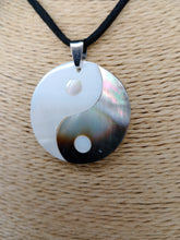 Cargar imagen en el visor de la galería, Colgante Nacar Yin Yang
