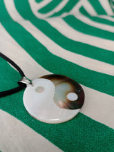 Cargar imagen en el visor de la galería, Colgante Nacar Yin Yang
