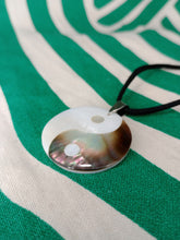 Cargar imagen en el visor de la galería, Colgante Nacar Yin Yang

