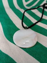 Cargar imagen en el visor de la galería, Colgante Nacar Yin Yang
