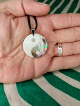 Cargar imagen en el visor de la galería, Colgante Nacar Yin Yang
