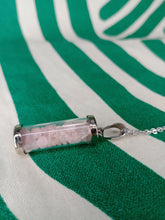 Cargar imagen en el visor de la galería, Colgante Cuarzo Rosa Cilindro
