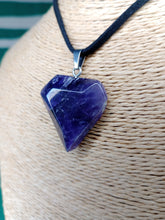 Cargar imagen en el visor de la galería, Colgante Amatista Corte Diamante

