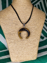 Cargar imagen en el visor de la galería, Colgante Ojo Tigre Media Luna Mod. 1
