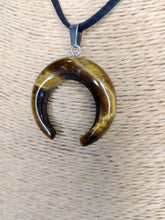 Cargar imagen en el visor de la galería, Colgante Ojo Tigre Media Luna Mod. 1
