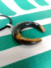 Cargar imagen en el visor de la galería, Colgante Ojo Tigre Media Luna Mod. 1
