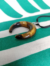 Cargar imagen en el visor de la galería, Colgante Ojo Tigre Media Luna Mod. 1
