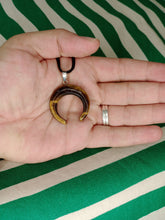 Cargar imagen en el visor de la galería, Colgante Ojo Tigre Media Luna Mod. 1
