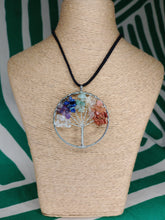 Cargar imagen en el visor de la galería, Colgante Arbol Vida Multicolor 7 chakras
