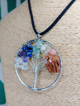 Cargar imagen en el visor de la galería, Colgante Arbol Vida Multicolor 7 chakras
