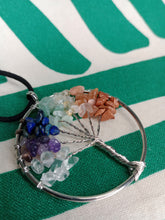 Cargar imagen en el visor de la galería, Colgante Arbol Vida Multicolor 7 chakras
