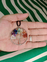 Cargar imagen en el visor de la galería, Colgante Arbol Vida Multicolor 7 chakras
